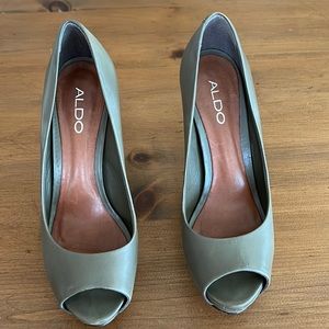 Aldo Platform Heels - Olive. EU size 38.